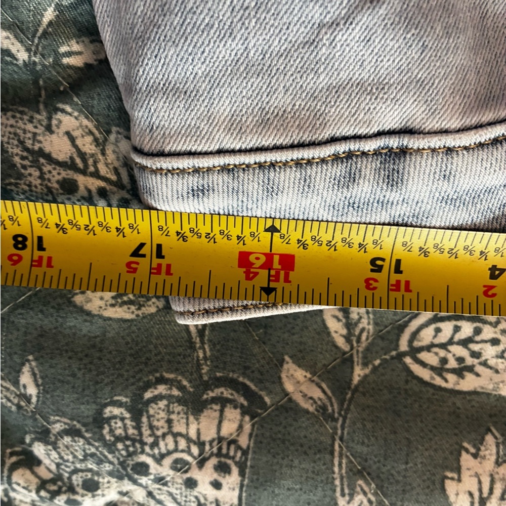 Seven7 Light Wash ( Lynx) Denim Mid-Rise Women’s Shorts - Picture 10 of 15